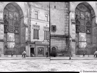 Olomoucký orloj, stereoskopická fotografie, kolem roku 1910. Österreichische Nationalbibliothek Wien, inv. č. 133674-STE.